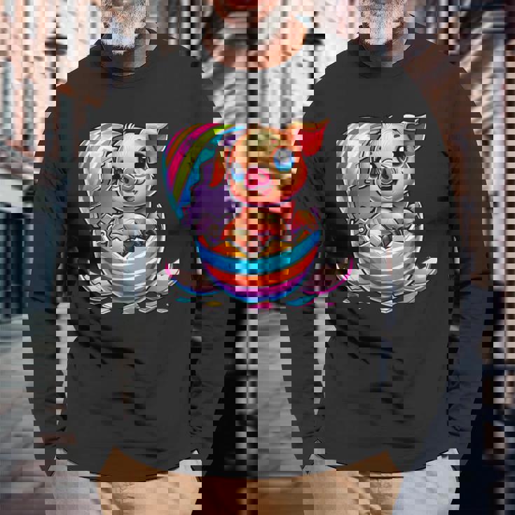 イースターエッグのかわいい赤ちゃん豚の漫画アート。 長袖Tシャツ 高齢者への贈り物