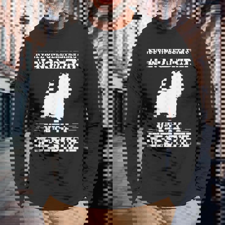 ウェスティ・ドッグを飼っている老人を決して過小評価しないでください 長袖Tシャツ 高齢者への贈り物