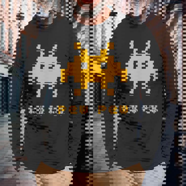 エイリアンインベーダーズピューピュースペース8ビットレトロビデオゲームギフト 長袖Tシャツ 高齢者への贈り物