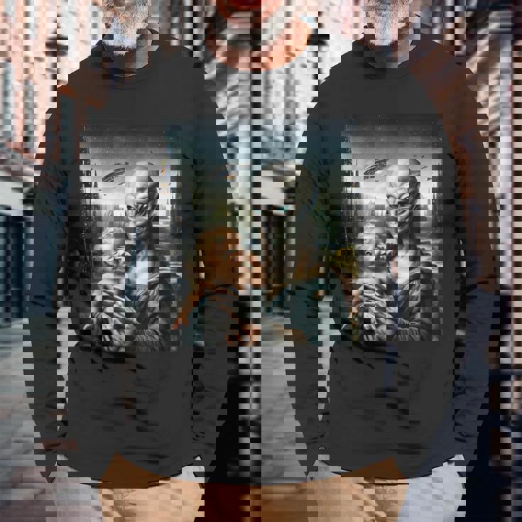 エイリアンホールディングヒューマンベイビーufo地球外接触tシャツ 長袖Tシャツ 高齢者への贈り物