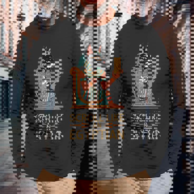 エジプトの猫のようなスクロールデザイン。 長袖Tシャツ 高齢者への贈り物