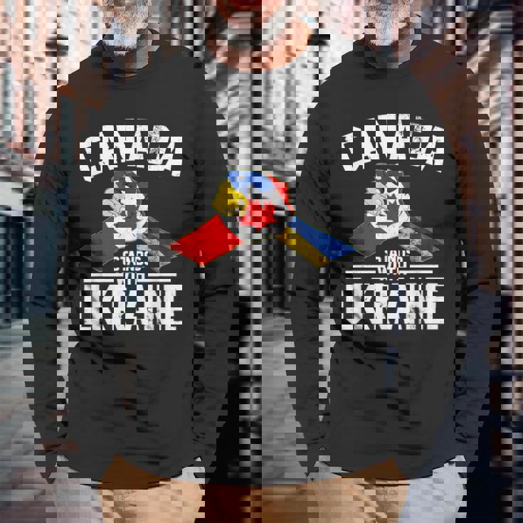カナダはウクライナのウクライナのカナダの旗のtシャツで立ちます 長袖Tシャツ 高齢者への贈り物