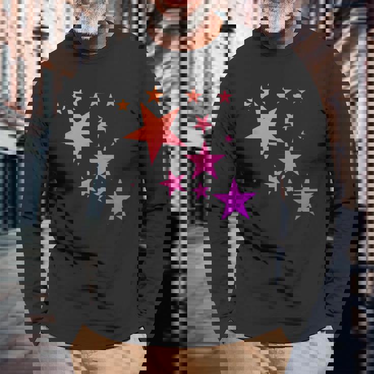 カラフルなオレンジピンクの星、流れ星柄デザイン。 長袖Tシャツ 高齢者への贈り物