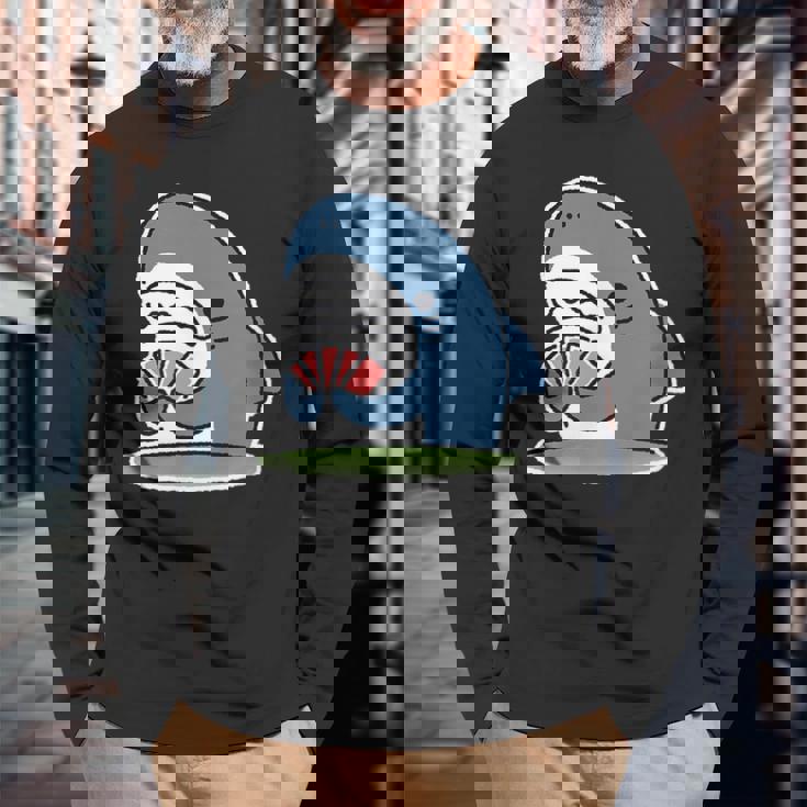 カード遊びをするサメ 長袖Tシャツ 高齢者への贈り物