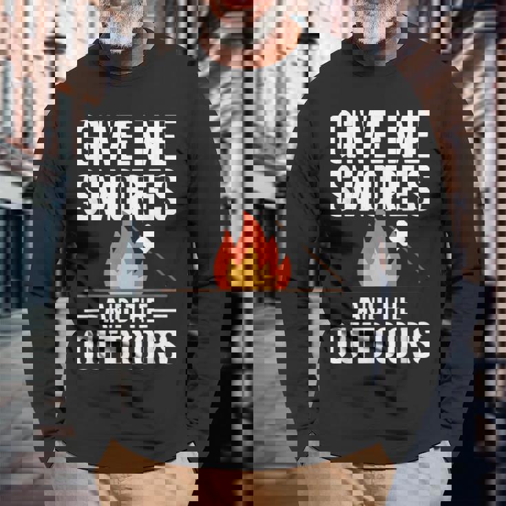 キャンプ&ハイカー向け、スモーズアンドザアウトドアデザインを与えてください 長袖Tシャツ 高齢者への贈り物