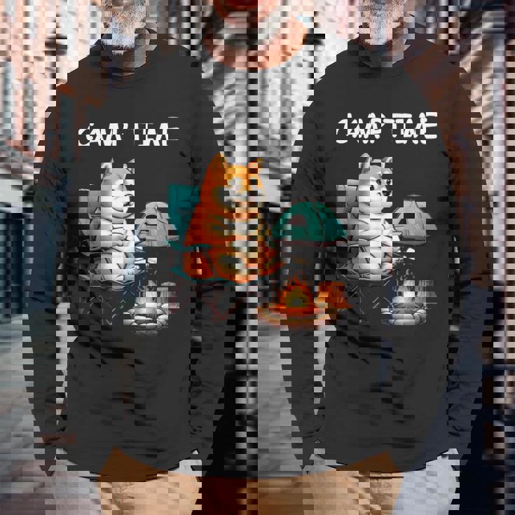 キャンプ Camp Time アウトドア 焚火 おもしろ 犬 柴犬好き 柴犬 名言 文字 面白い ふざけた ネタ 長袖Tシャツ 高齢者への贈り物