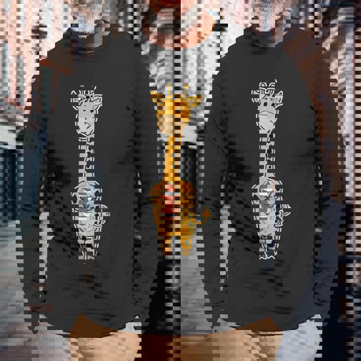 キリンはアメリカンフットボールを演じています。 長袖Tシャツ 高齢者への贈り物