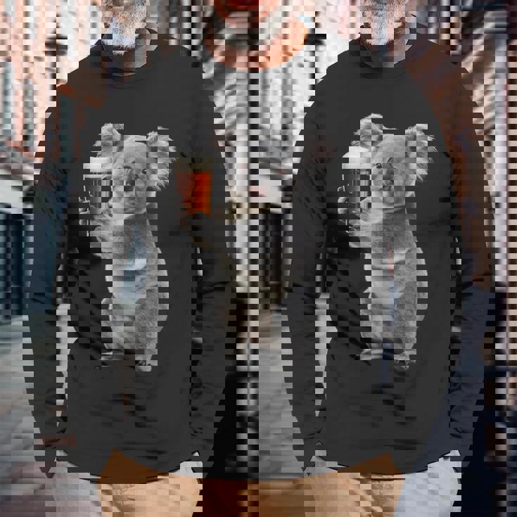 コアラ ビールを飲む リアル 長袖Tシャツ 高齢者への贈り物