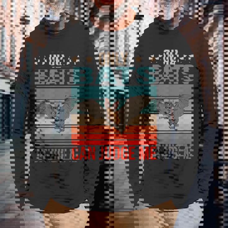 コウモリは私を判断できる 吸血コウモリ コウモリ 長袖Tシャツ 高齢者への贈り物