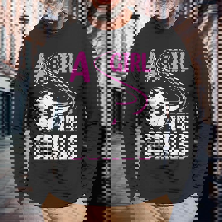 サッカーでゴールを決めた少女 長袖Tシャツ 高齢者への贈り物