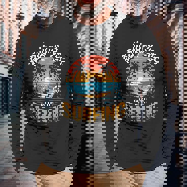 サーフィンサーフボードが大好き。メンズサーフボーダー用。 長袖Tシャツ 高齢者への贈り物