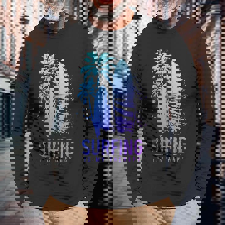 サーフィンセラピー ヴィンテージ サーフボード ヤシの木 ビーチサーファー 長袖Tシャツ 高齢者への贈り物
