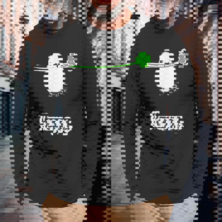 シマエナガ『四つ葉のクローバー』白い鳥【どうぶつフレンズ】動物 ゆるくて かわいい キャラクター イラスト 長袖Tシャツ 高齢者への贈り物