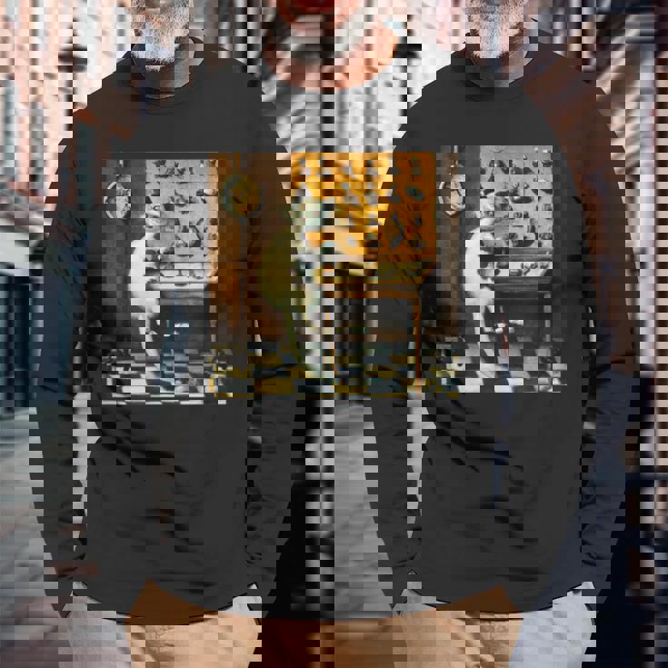 シュールレアリスト絵画 チェスをする猫とサルバドール・ダリ 長袖Tシャツ 高齢者への贈り物