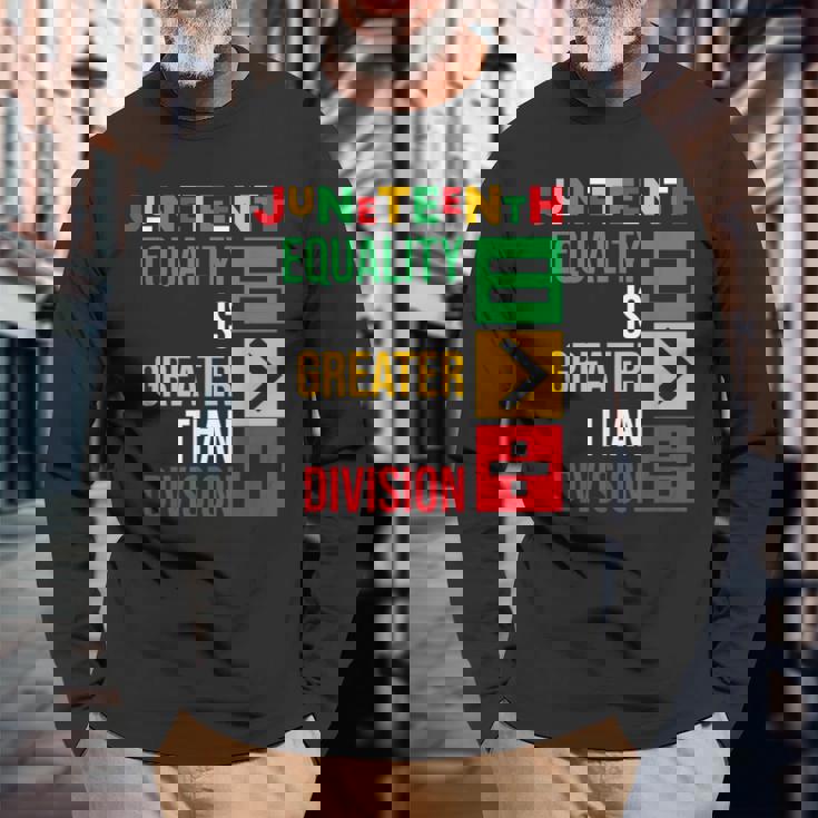 ジューンティーンスの平等は分裂よりも大きい 長袖Tシャツ 高齢者への贈り物