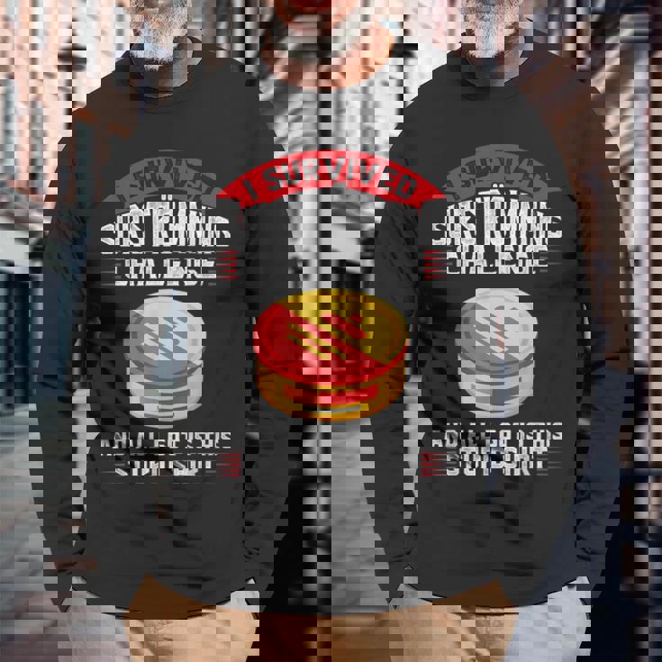 スウェーデンのシュールストレミング・チャレンジを生き延びた 長袖Tシャツ 高齢者への贈り物