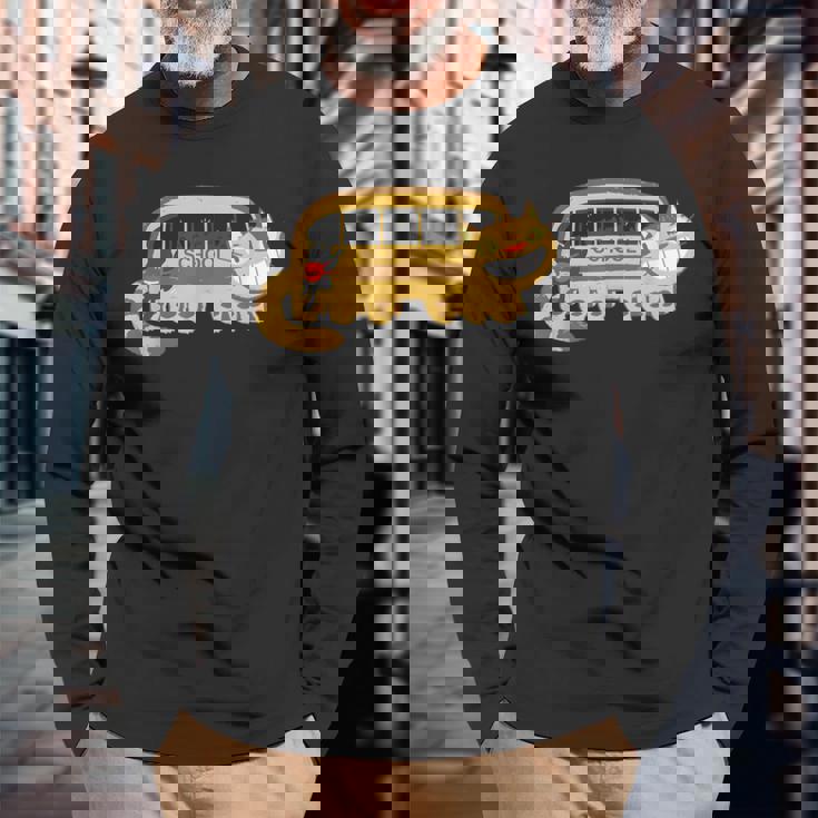 スクールキャットバスに向かうキャットバスの猫たち 長袖Tシャツ 高齢者への贈り物