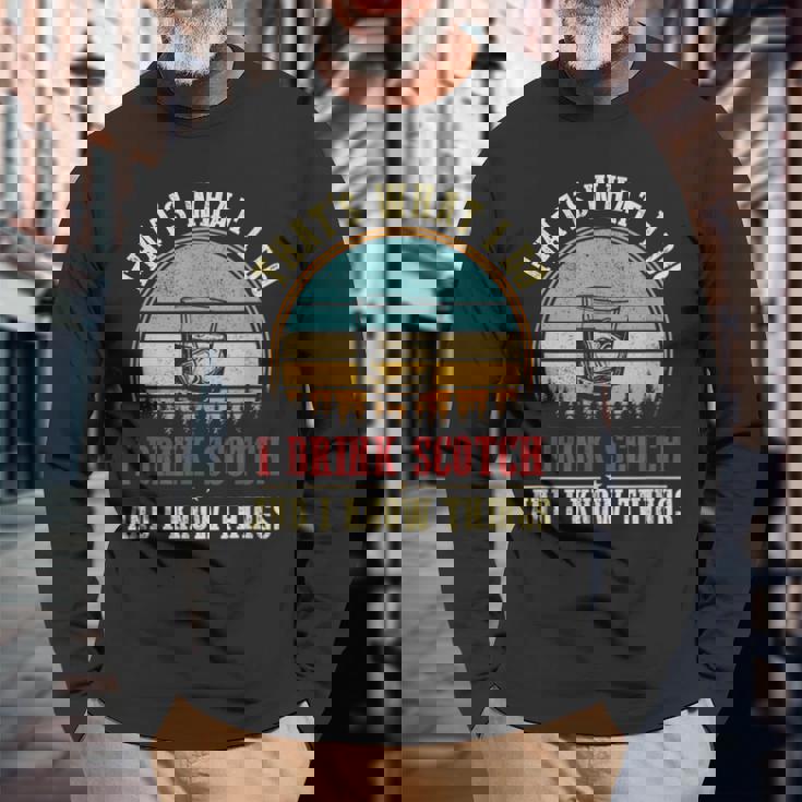 スコッチを飲みます＆アイ・ノウ・シングスファニー・スコッチ・ラヴァー・ウイスキー 長袖Tシャツ 高齢者への贈り物