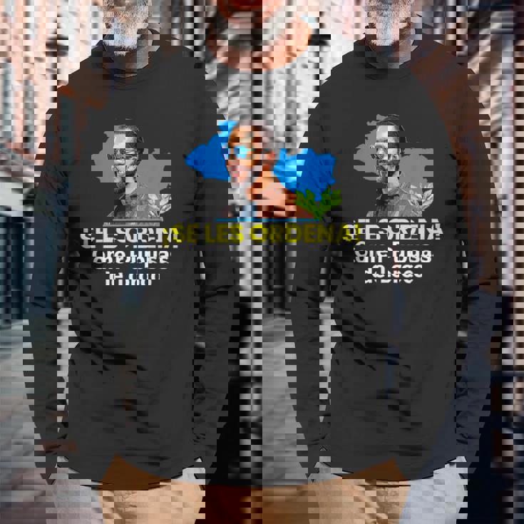 セ・レ・オルデナ・コメール・ププサス・デ・ロロコ、ナイーブ・ブケレ 長袖Tシャツ 高齢者への贈り物