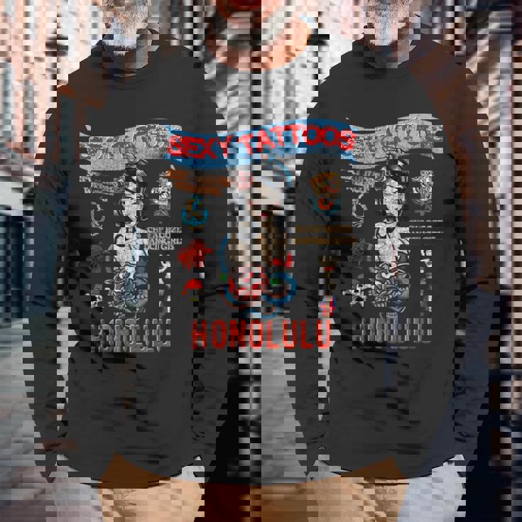 セーラー向けのタトゥーとセクシーガール。 長袖Tシャツ 高齢者への贈り物