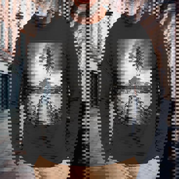 タヒチ州の熱帯小屋のモノクロ写真 長袖Tシャツ 高齢者への贈り物