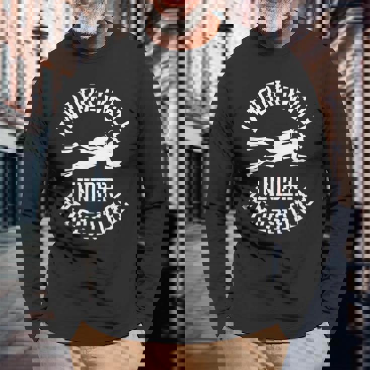 ダイビング I Work Well Under Pressure ダイビング・スポーツ ダイバーの言葉 長袖Tシャツ 高齢者への贈り物