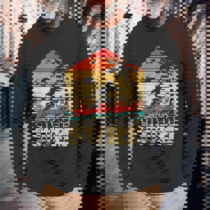 チャーリー・ドント・サーフィン・ミリタリー・ベトナム・サーフ 長袖Tシャツ 高齢者への贈り物