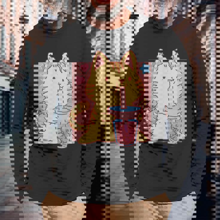 トラ猫とボバ茶のかわいいかわいい猫のグラフィック 長袖Tシャツ 高齢者への贈り物