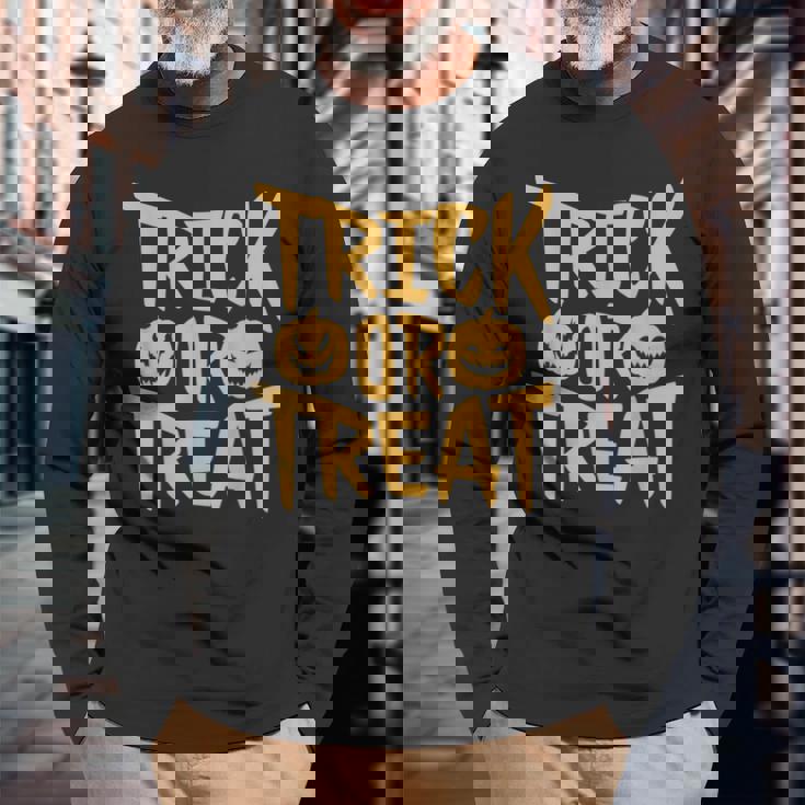 トリックオアトリートパンプキンフェイスハロウィングラフィック。 長袖Tシャツ 高齢者への贈り物