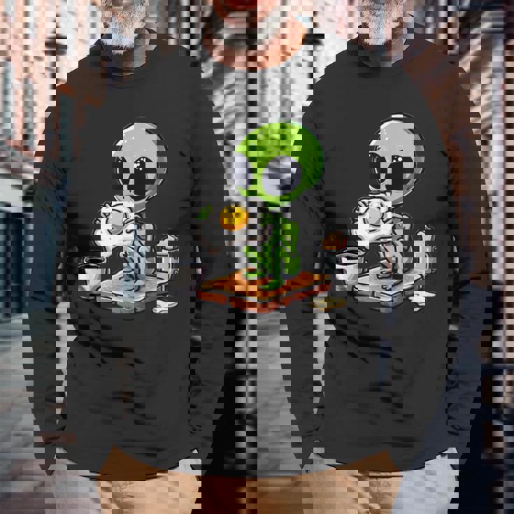 トーストに目玉焼きを食べるエイリアン 長袖Tシャツ 高齢者への贈り物