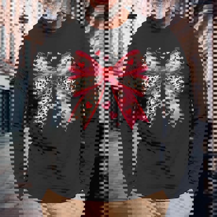 ハート付きピンクヒョウ柄リボン。 長袖Tシャツ 高齢者への贈り物