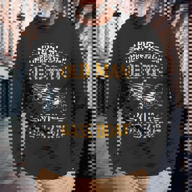 バスボート釣りの老人を決して過小評価しないでください 長袖Tシャツ 高齢者への贈り物