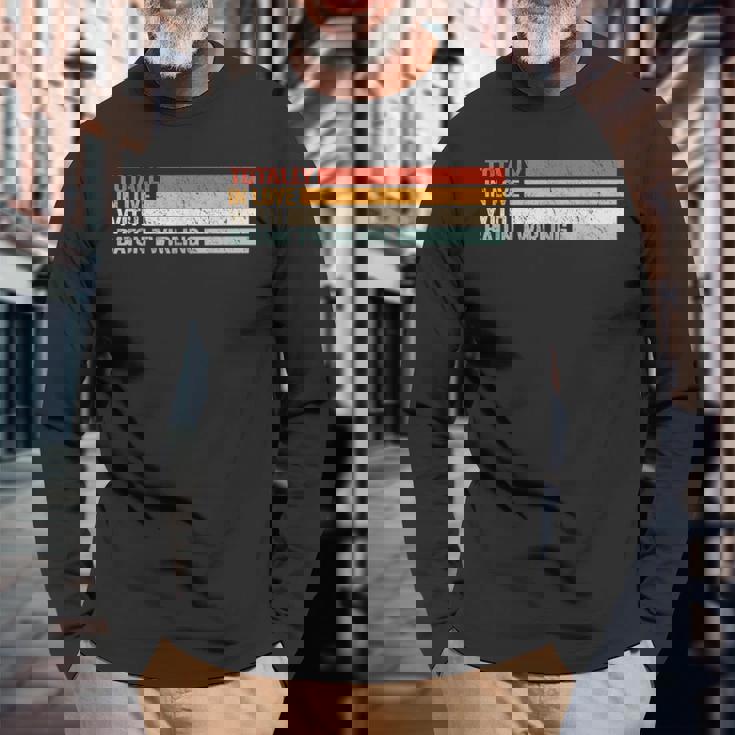 バトントワリングのレトロなバトントワーラーに完全に恋をしています。 長袖Tシャツ 高齢者への贈り物