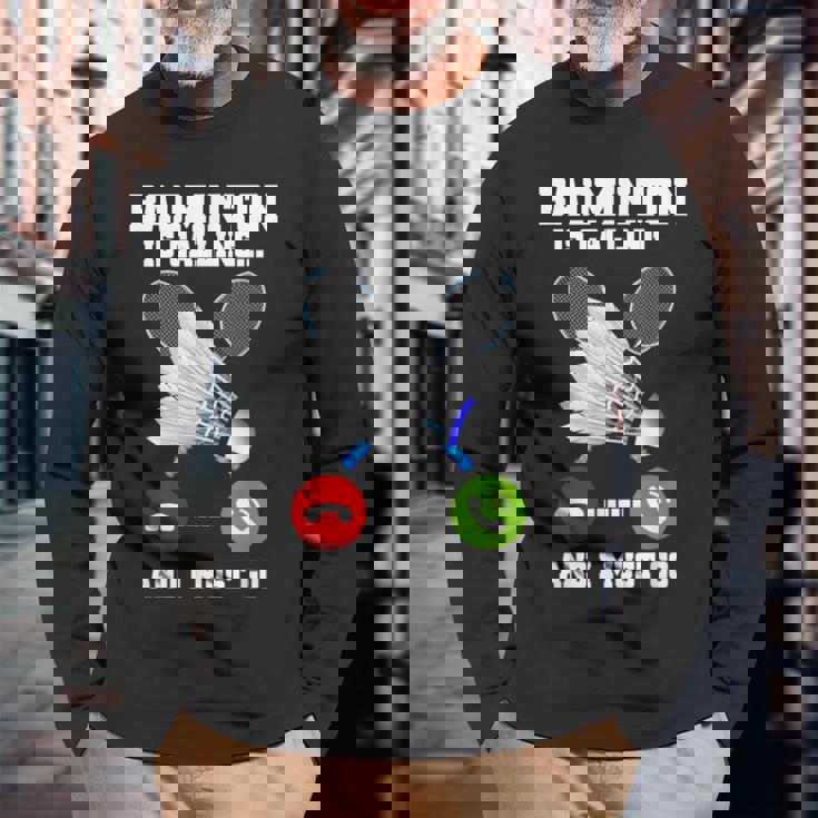 バドミントンが呼んでいる、私は行かなければならないラケットバドミントン選手badminton 長袖Tシャツ 高齢者への贈り物