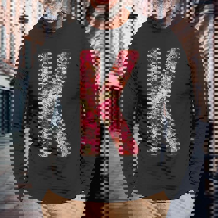 バラ柄のフローラルモノグラムk 長袖Tシャツ 高齢者への贈り物