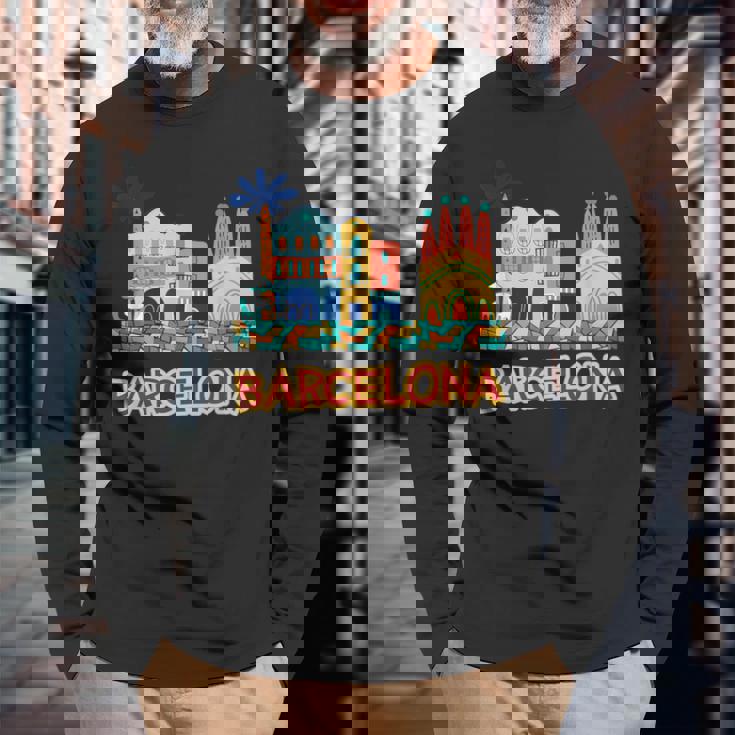バルセロナの象徴的な建物とサグラダファミリア カラフル 長袖Tシャツ 高齢者への贈り物