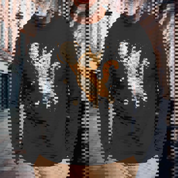 バレーボール選手のかわいいバレーボール猫。 長袖Tシャツ 高齢者への贈り物