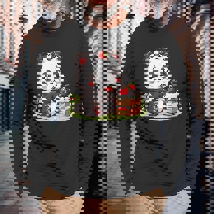 パンダを食べるストロベリーケーキ 長袖Tシャツ 高齢者への贈り物