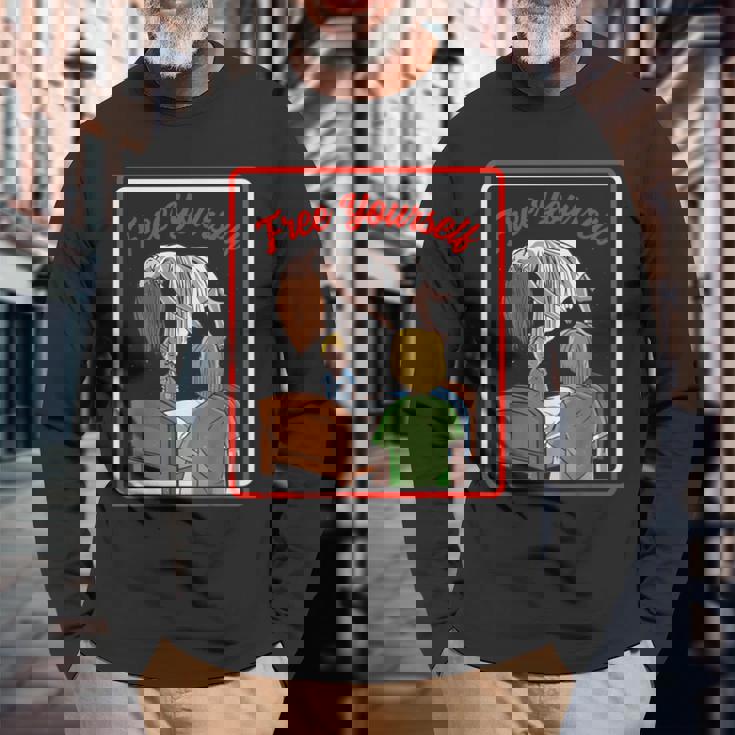 ビンテージ ホラー、取り憑かれた悪魔から解放される 長袖Tシャツ 高齢者への贈り物