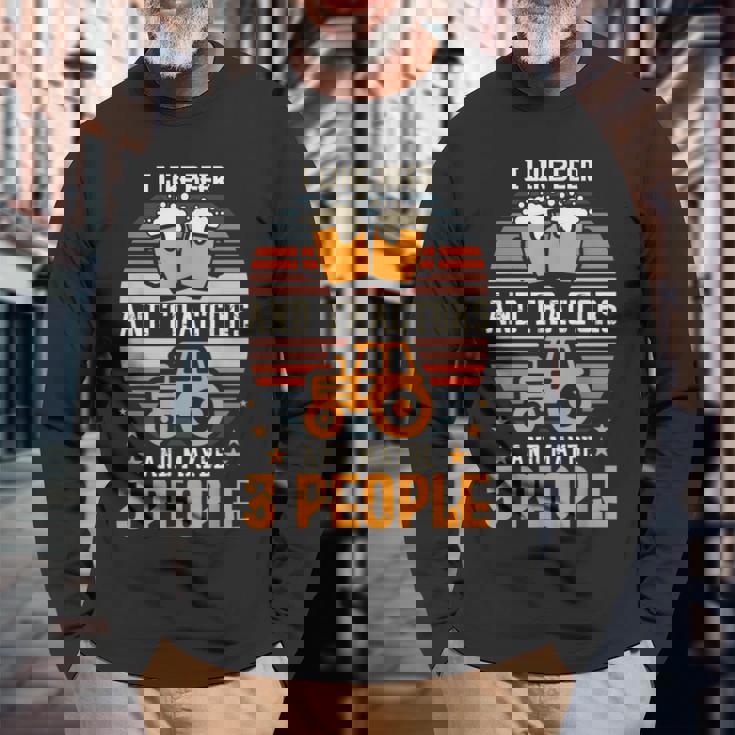 ビールとトラクターが好きで、たぶん3人で農作業をしています。 長袖Tシャツ 高齢者への贈り物