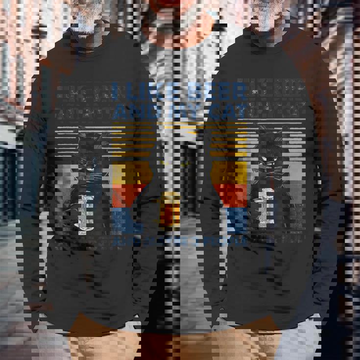 ビール好きで猫が手にビールを飲んでビール友達を応援 長袖Tシャツ 高齢者への贈り物