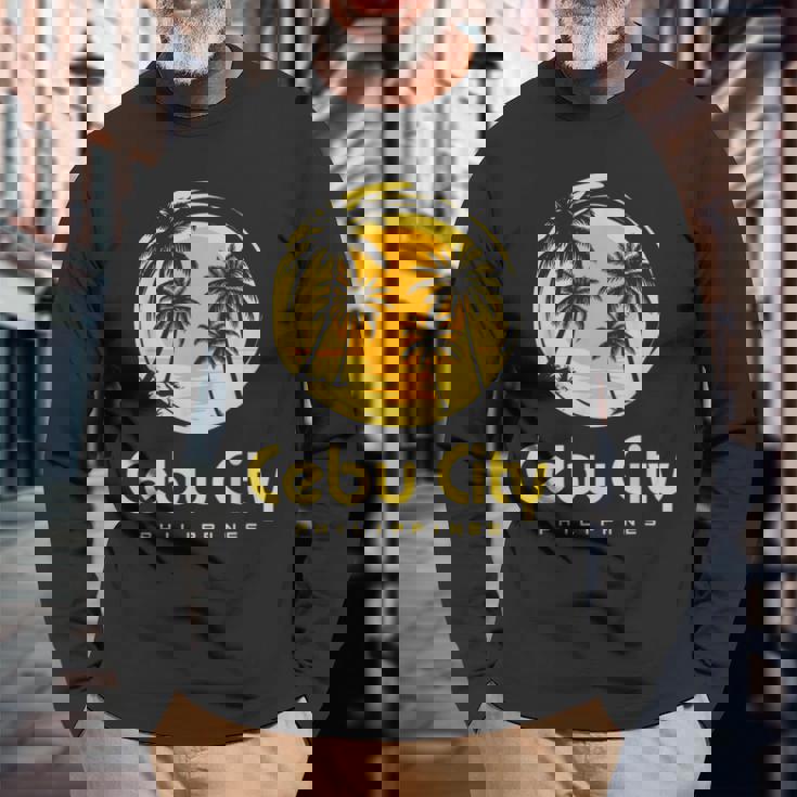 フィリピン セブシティ 長袖Tシャツ 高齢者への贈り物