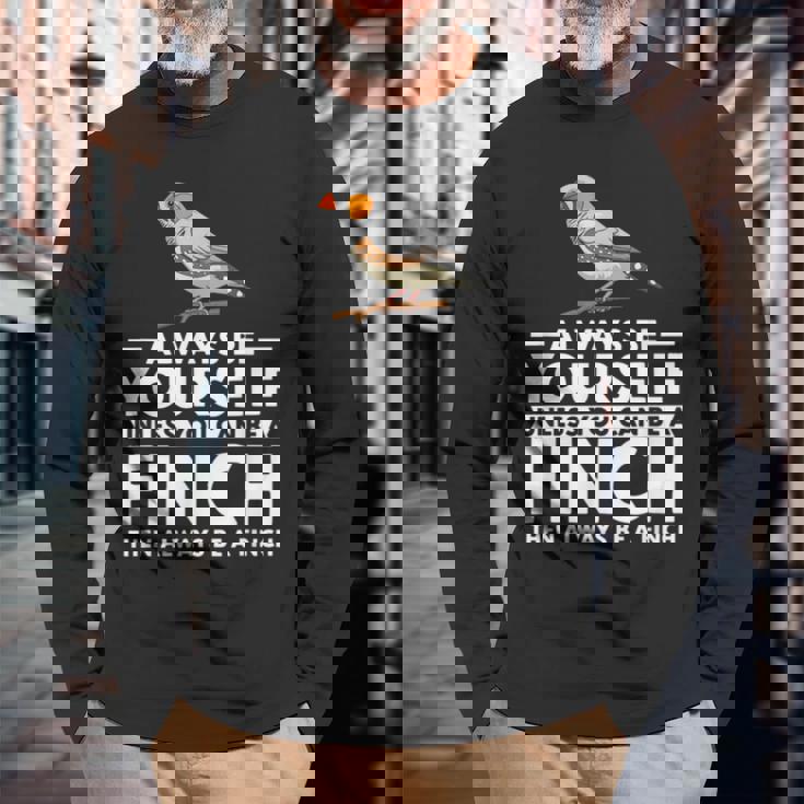 フィンチになれない限り、自分らしくいてください 面白いキンカチョウ 長袖Tシャツ 高齢者への贈り物