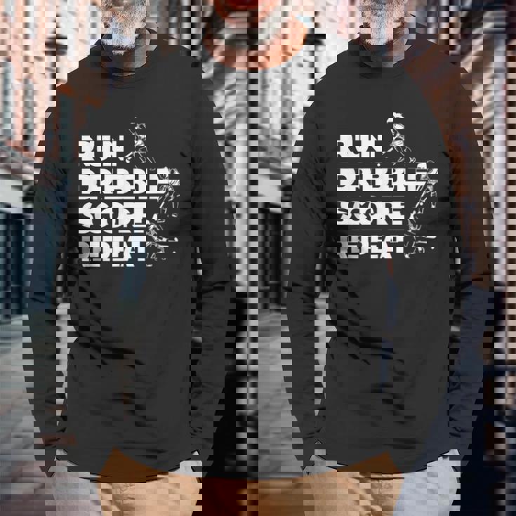 フィールドホッケー選手のテクニック 長袖Tシャツ 高齢者への贈り物