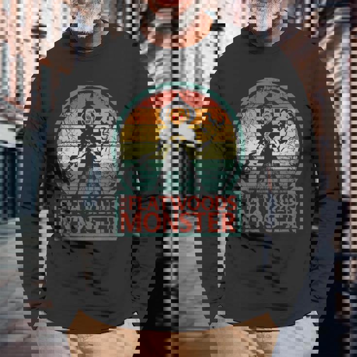 フラットウッズモンスター、レトロエイリアンブラクストン郡ウェストバージニア州クリプティッド 長袖Tシャツ 高齢者への贈り物