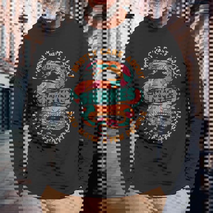 ヘビのお世話 面白い 長袖Tシャツ 高齢者への贈り物