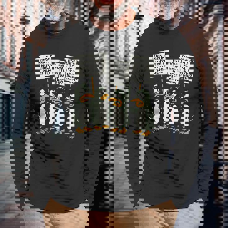 ペンギンの関税 聞いた島 ペンギンと一緒に立つ 長袖Tシャツ 高齢者への贈り物