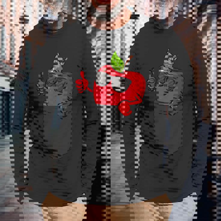 ポケットに入ったクールなリンゴ、サングラスをかけたリンゴのぞき見。 長袖Tシャツ 高齢者への贈り物