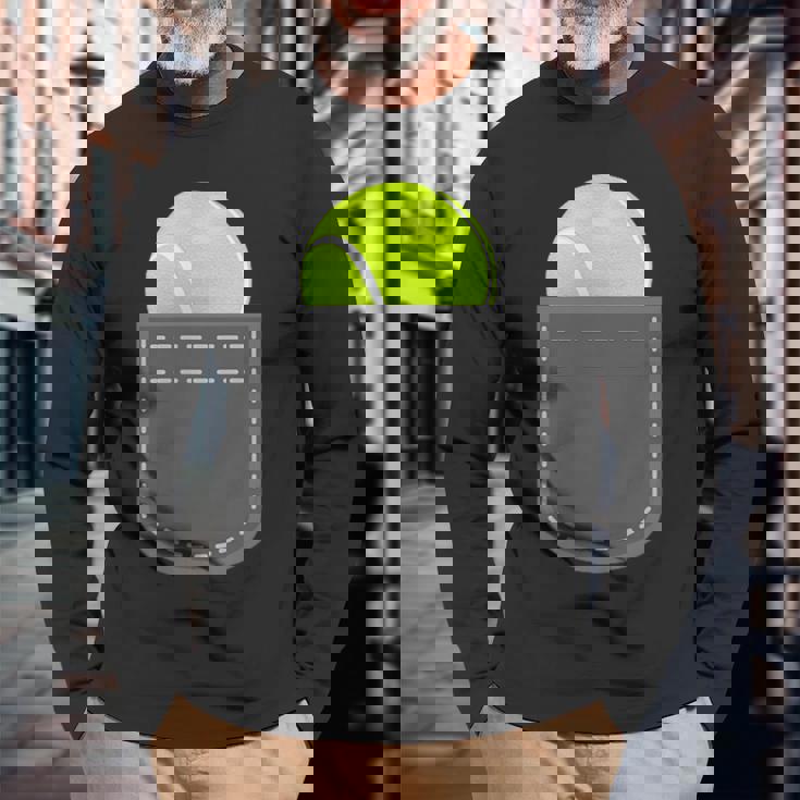 ユーモラスなテニスプレーヤーのための偽のポケットに入った面白いテニスボール 長袖Tシャツ 高齢者への贈り物