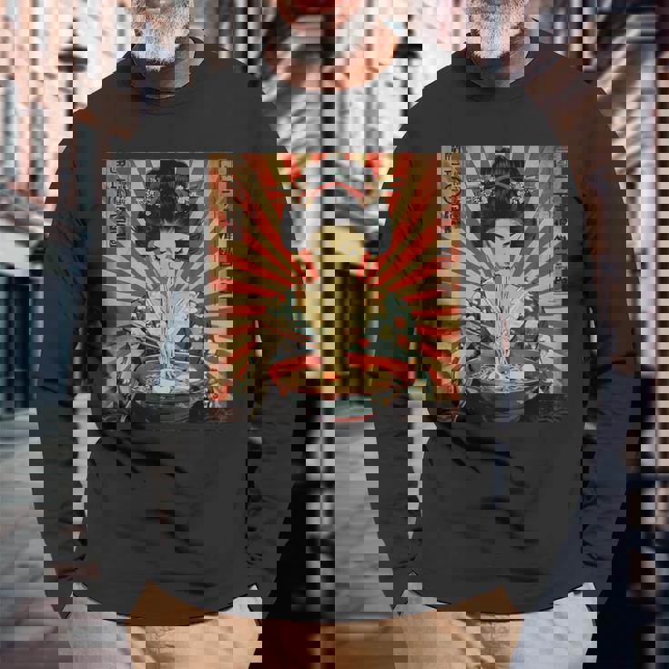 ラーメンをすする芸者 長袖Tシャツ 高齢者への贈り物